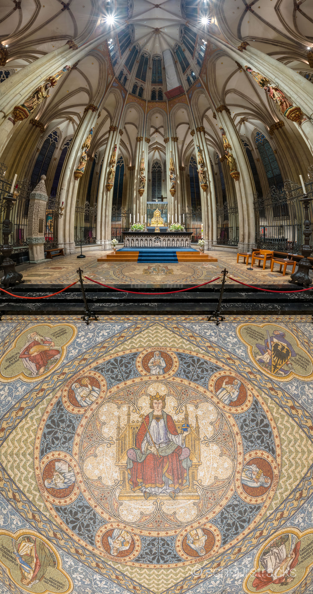 Transverse Mercator Projektion | Vor dem Hochaltar mit Dreikönigenschrein im Kölner Dom | #170208-1879-7