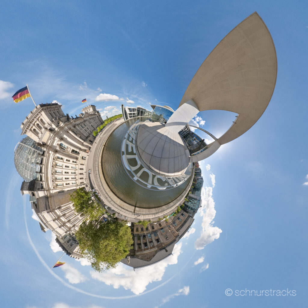 Little Planet Marie-Elisabeth-Lüders-Haus an der Spree #100707-1210-10 | 360°-Panorama der Liegenschaften des Deutschen Bundestages an der Spree, Blick von der Freitreppe am Marie-Elisabeth-Lüders-Haus oben über die Spree, Typo-Kunst RE-REEDUCATION im Vordergrund am Geländer