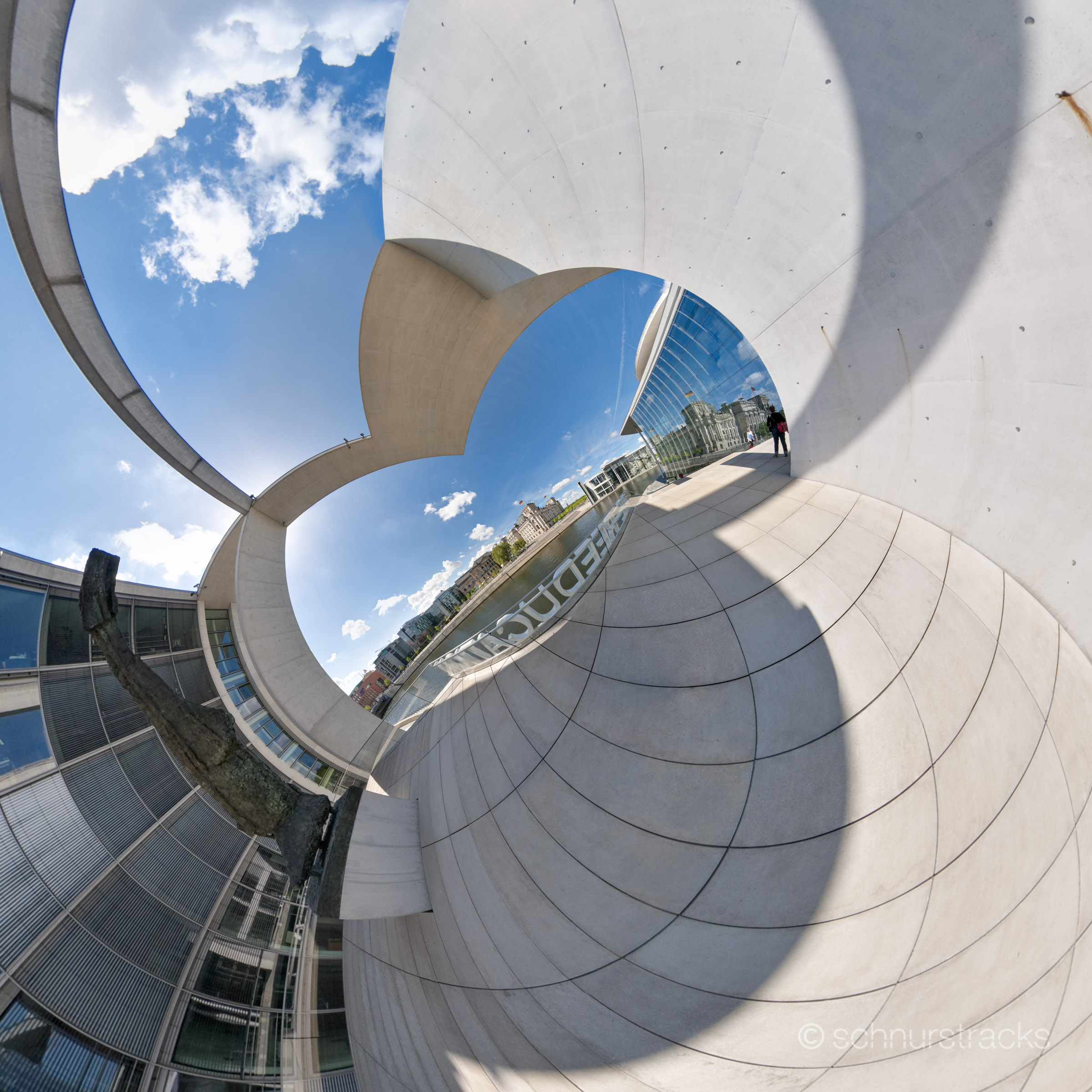 Little Planet Marie-Elisabeth-Lüders-Haus an der Spree #100707-1210-5 | 360°-Panorama der Liegenschaften des Deutschen Bundestages an der Spree, Blick von der Freitreppe am Marie-Elisabeth-Lüders-Haus oben über die Spree, Typo-Kunst RE-REEDUCATION im Vordergrund am Geländer