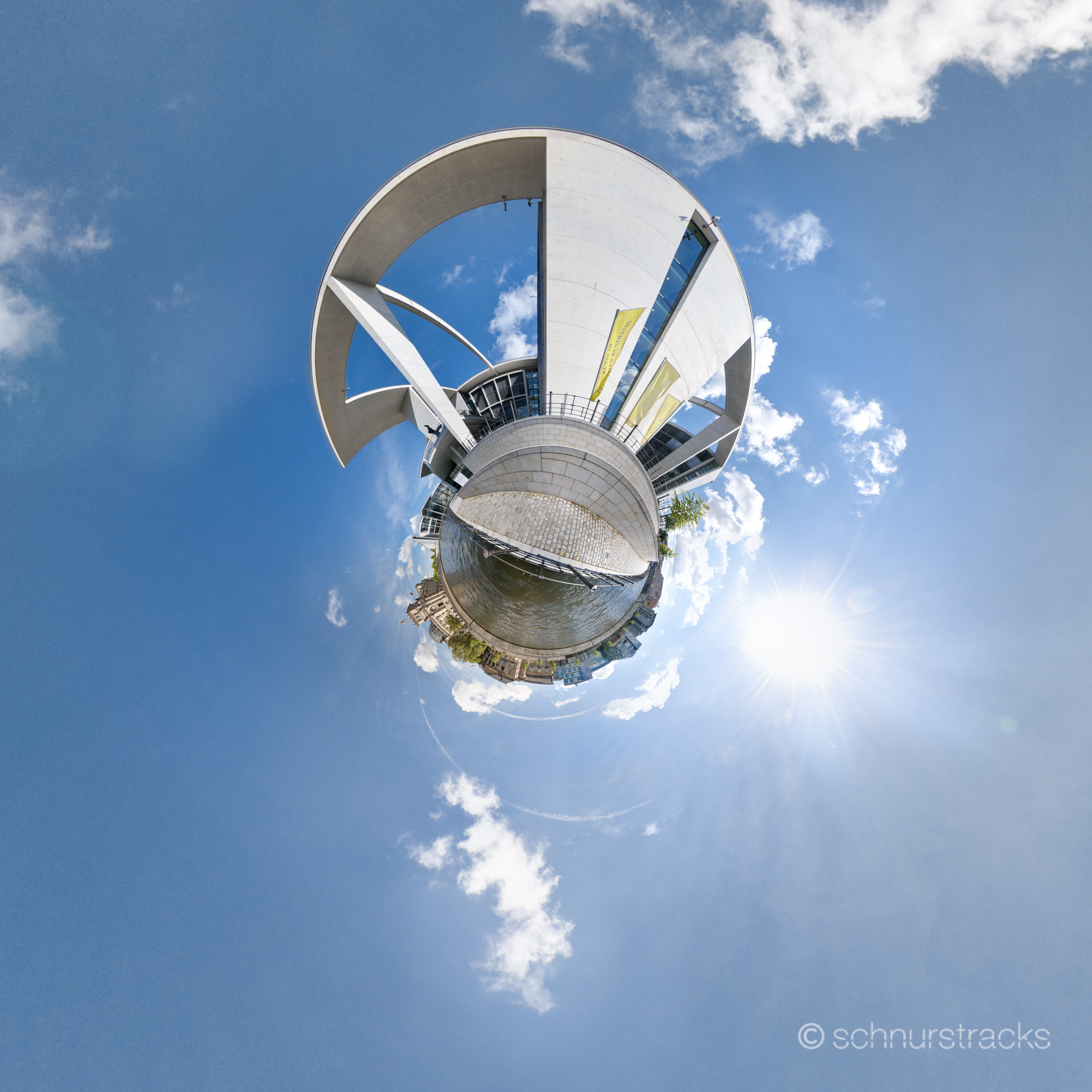 Little Planet und 360°-Panorama der Liegenschaften des Deutschen Bundestages an der Spree, Blick vom Spreeufer am Marie-Elisabeth-Lüders-Haus auf das Jakob-Kaiser-Haus, im Hintergrund das Reichstagsgebäude und das Paul-Löbe-Haus | #100707-1352-1