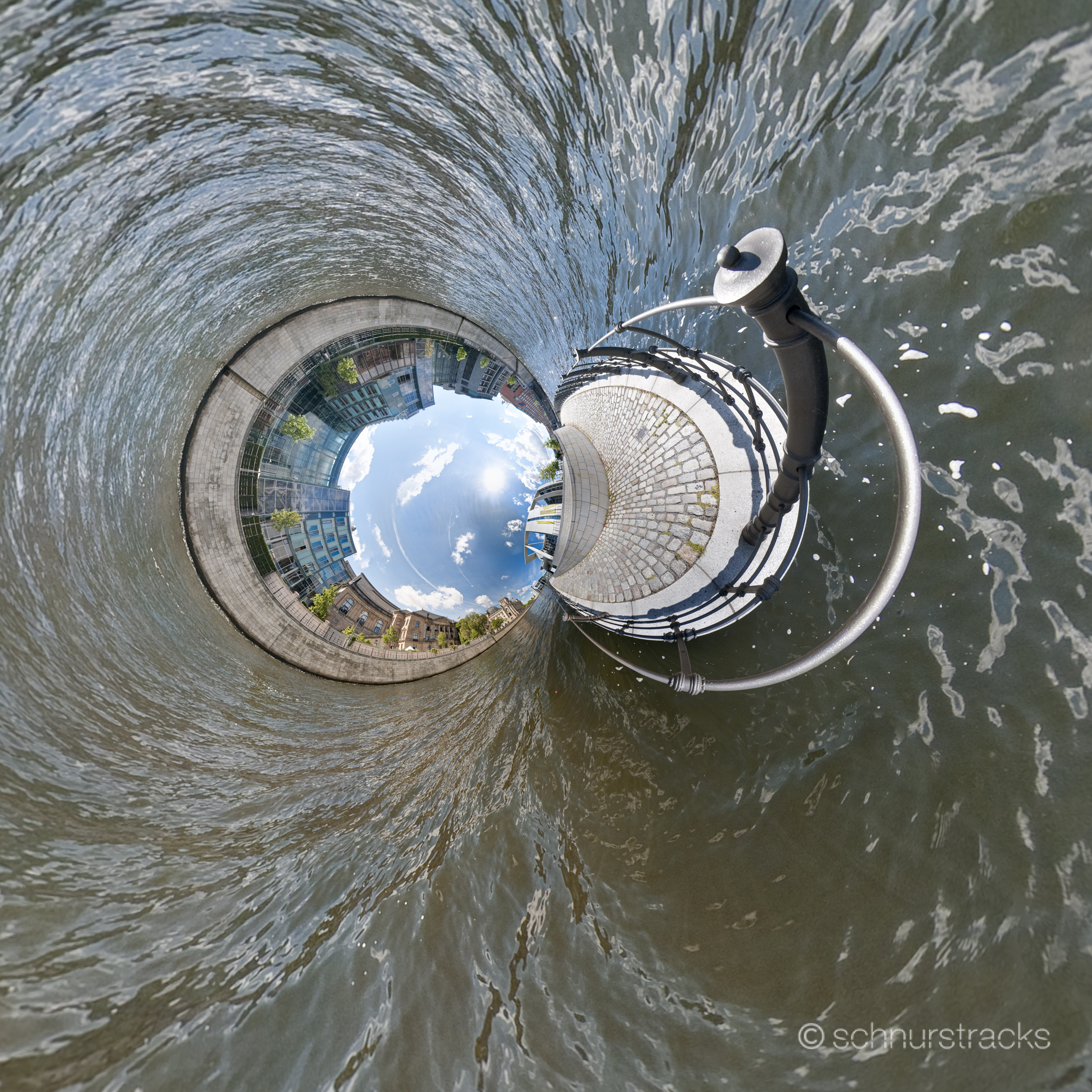 Little Planet und 360°-Panorama der Liegenschaften des Deutschen Bundestages an der Spree, Blick vom Spreeufer am Marie-Elisabeth-Lüders-Haus auf das Jakob-Kaiser-Haus, im Hintergrund das Reichstagsgebäude und das Paul-Löbe-Haus | #100707-1352-7