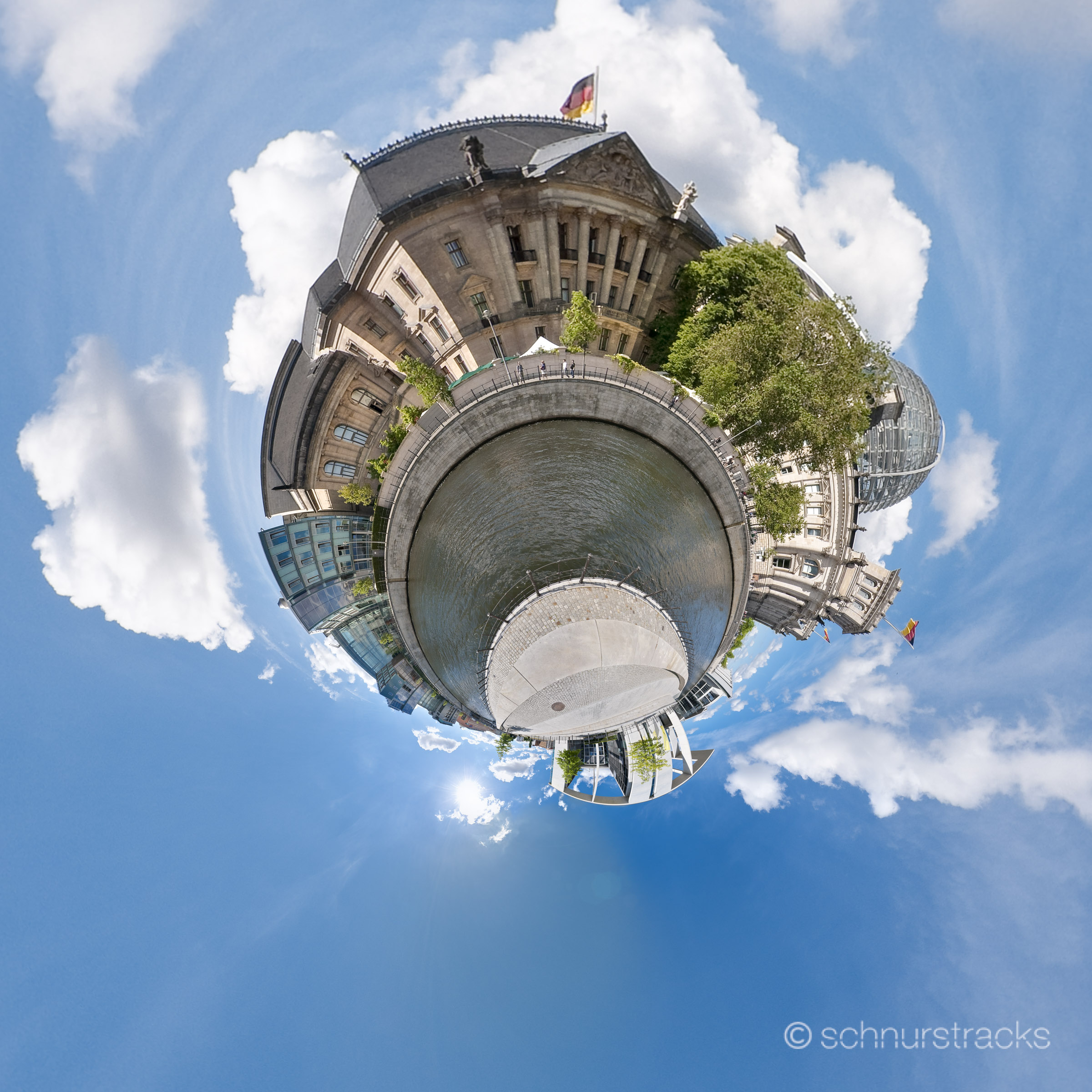 Little Planet eines 360°-Panorama der Liegenschaften des Deutschen Bundestages an der Spree, Blick vom Spreeufer am Marie-Elisabeth-Lüders-Haus auf das Jakob-Kaiser-Haus, im Hintergrund das Reichstagsgebäude und das Paul-Löbe-Haus | #100707-1424-13