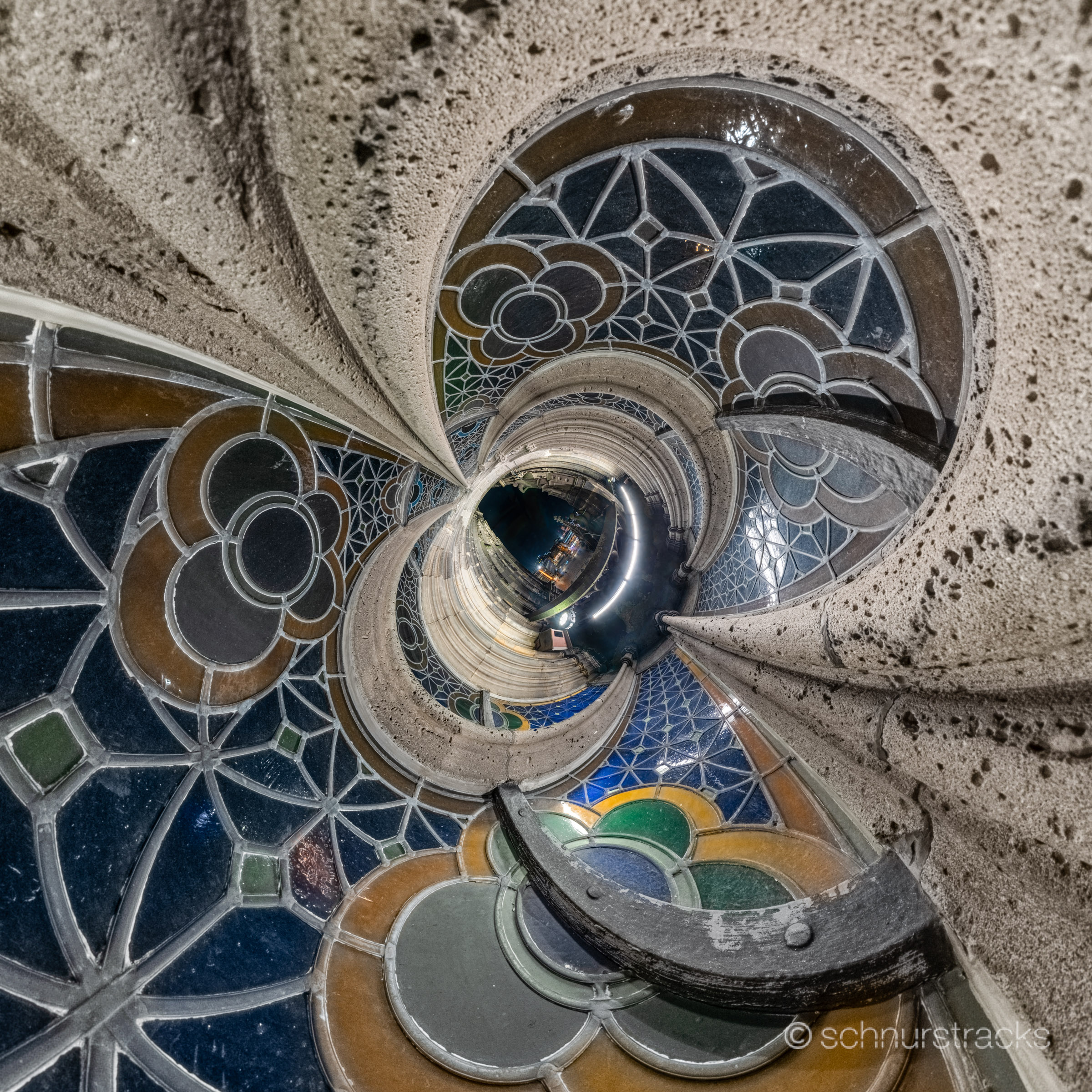 Kugelpanorama auf Balkon Westfassade Kölner Dom nachts im März.