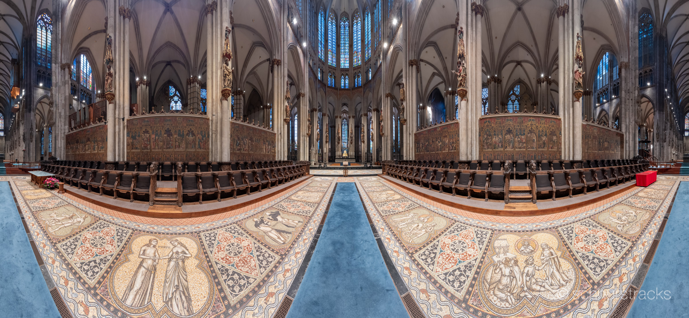 Panorama vom Chorgestühl im Kölner Dom am frühen Abend im Frühling. Der Dom ist ohne Besucher.