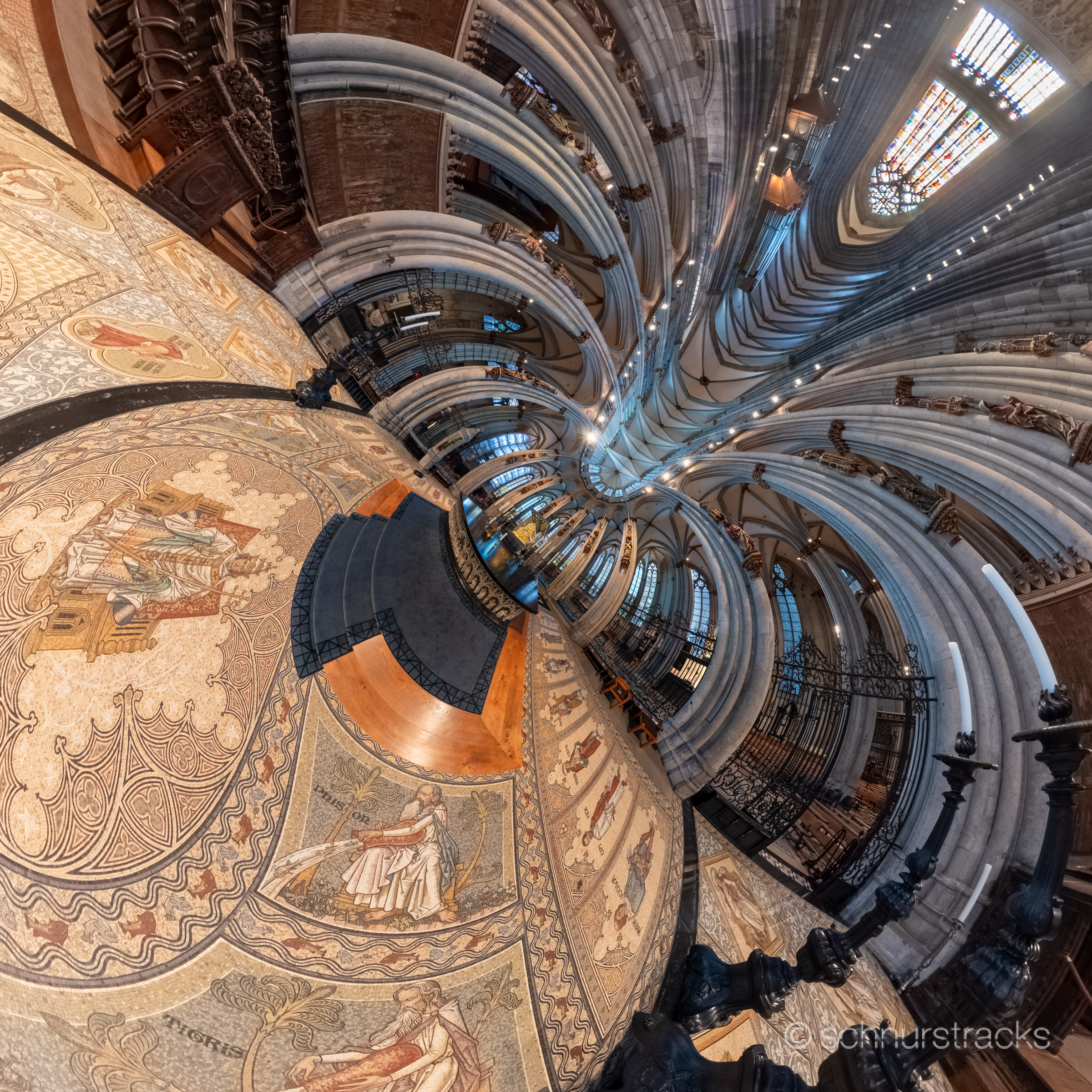 Little Planet im Kölner Dom vor dem Dreikönigenschrein