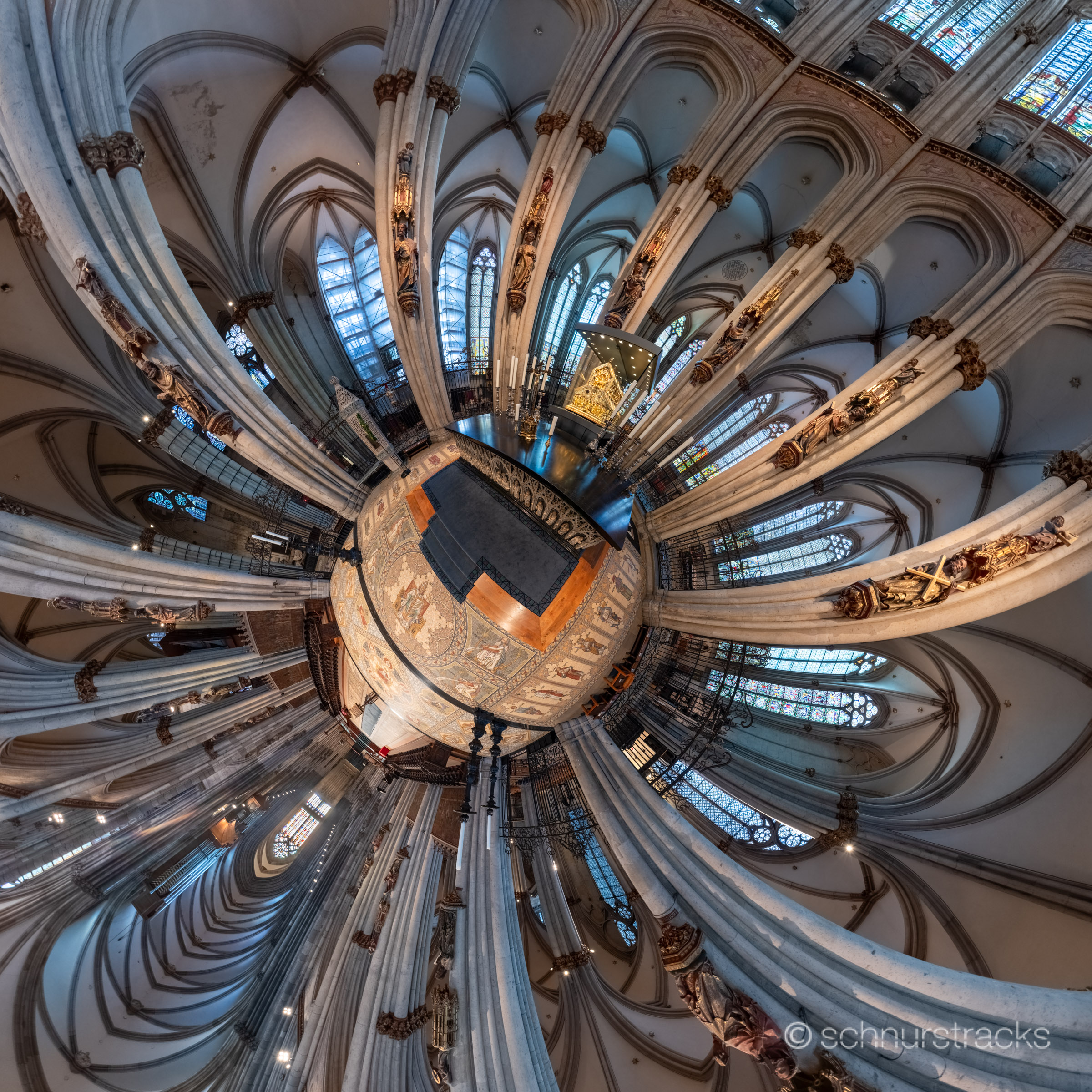 Little Planet im Kölner Dom vor dem Dreikönigenschrein
