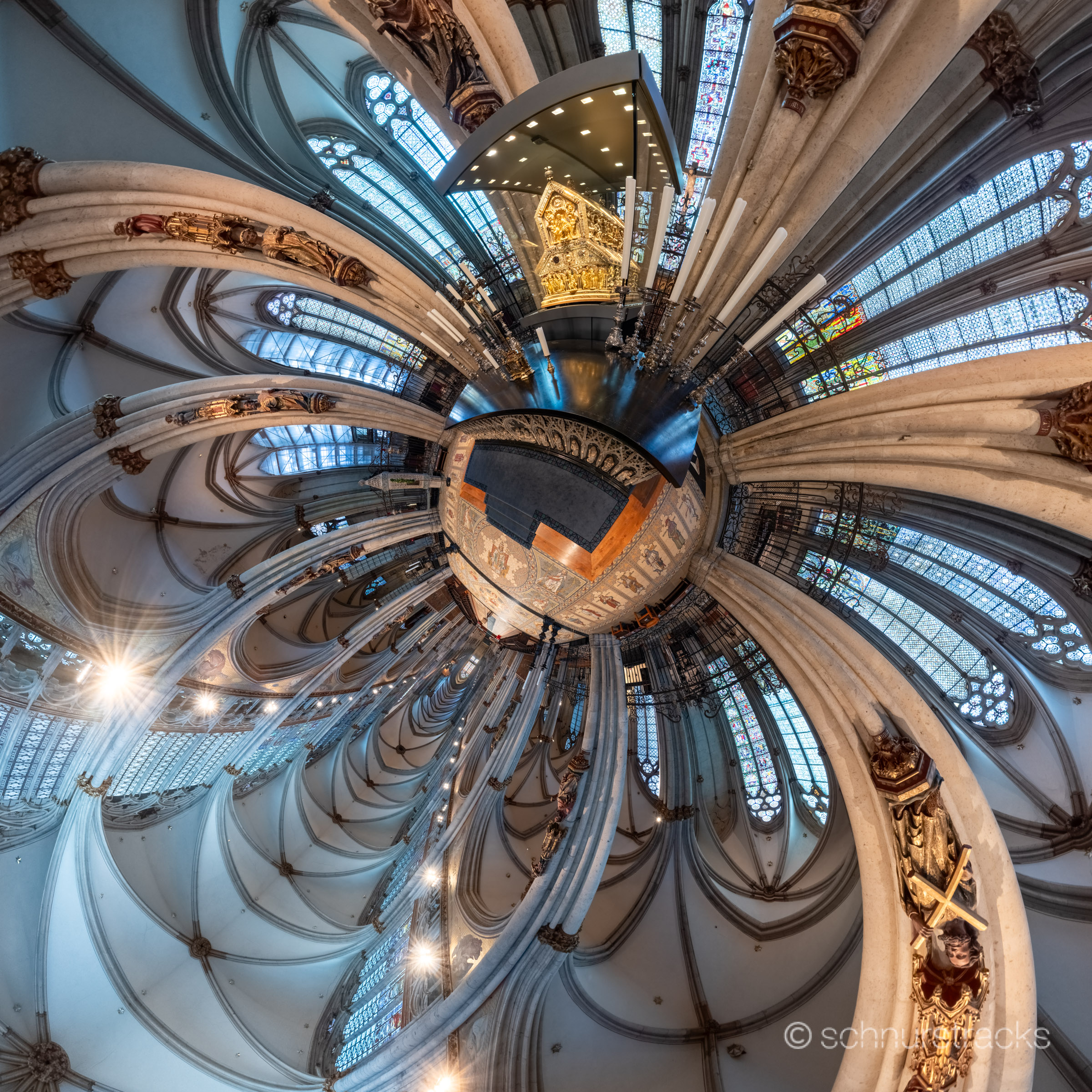 Little Planet im Kölner Dom vor dem Dreikönigenschrein