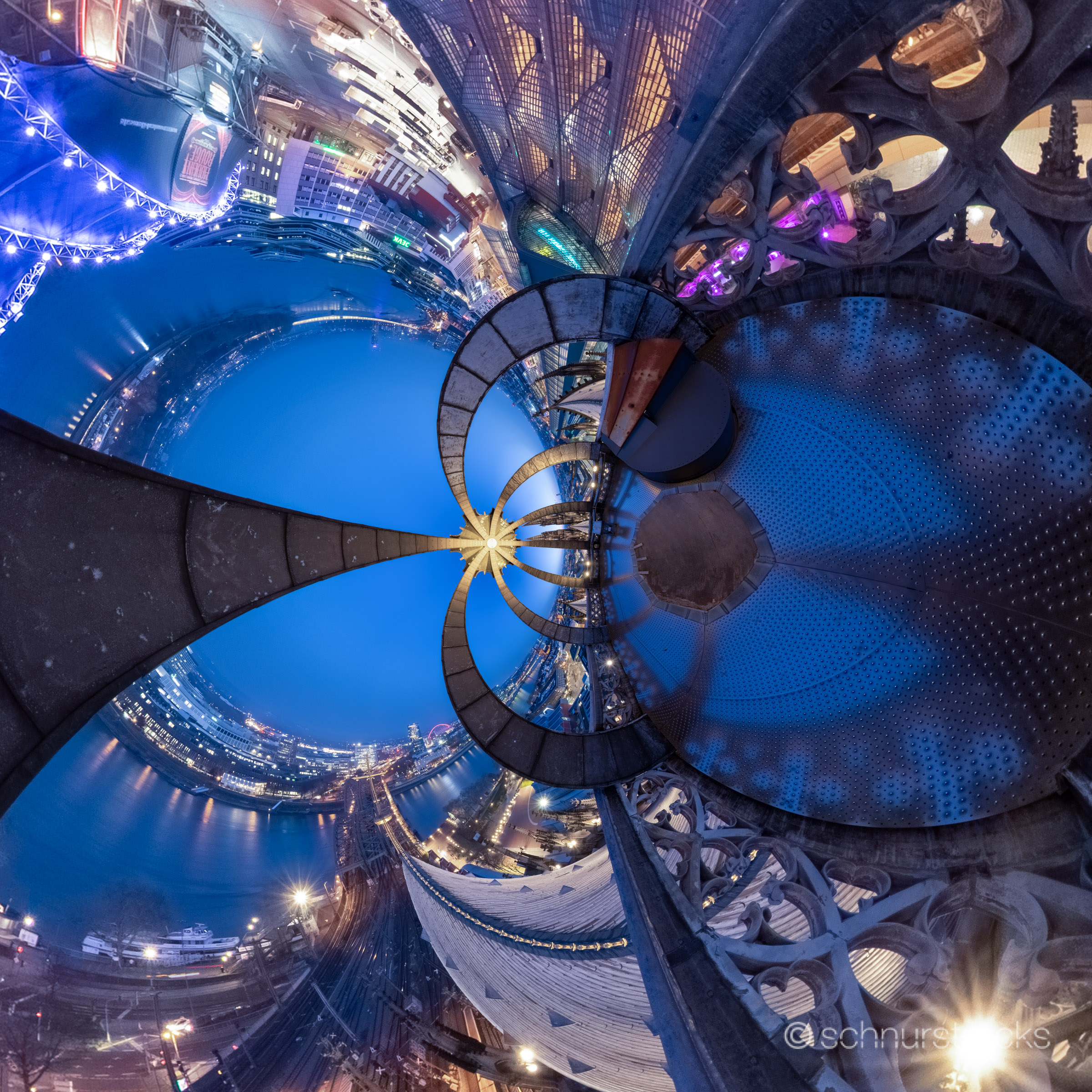 Little Planet Kugelpanorama im Zentrum des Vierungsturms des Kölner Doms in der blauen Stunde im März.